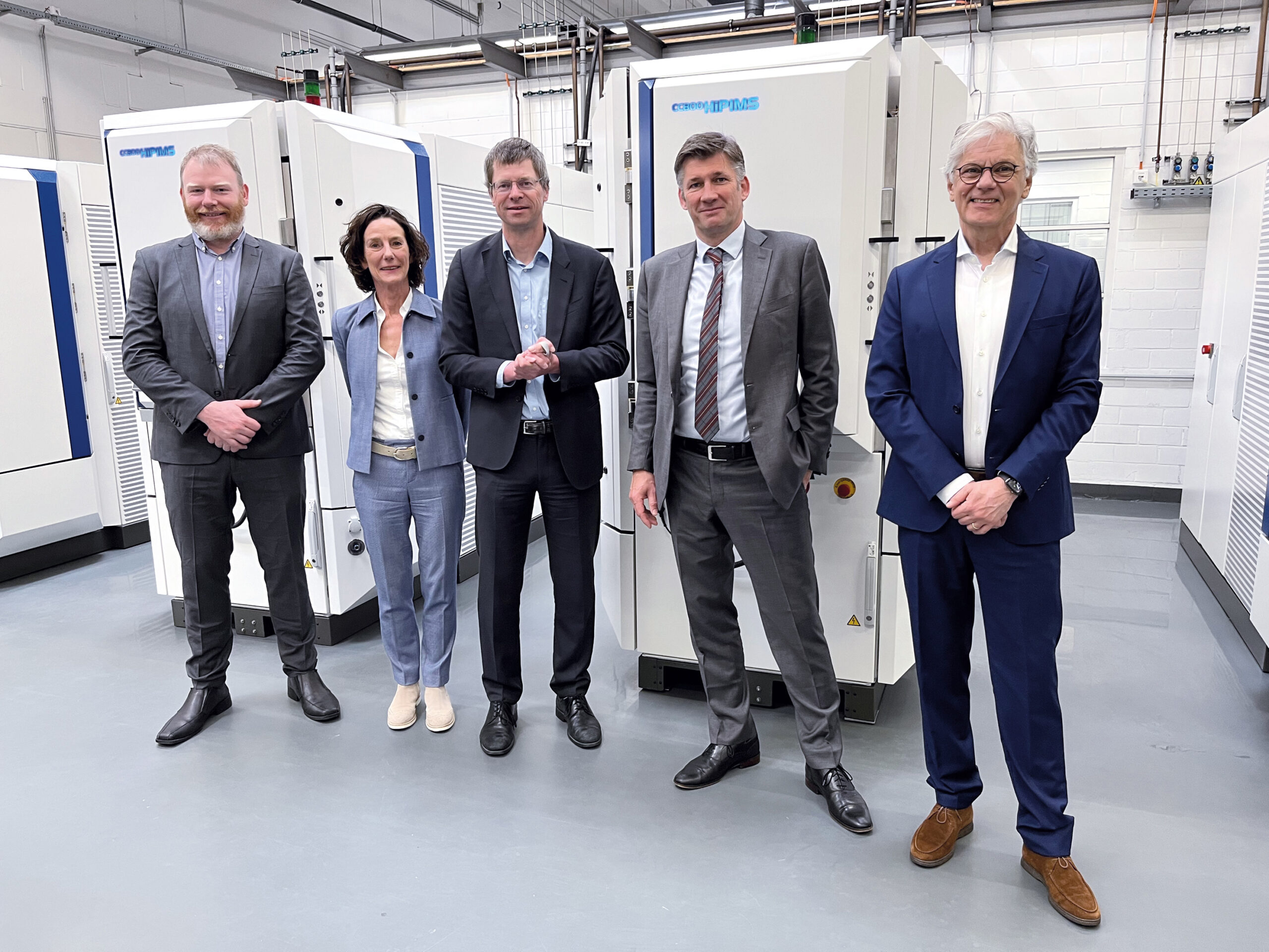 ANCA und CemeCon vertiefen ihre Zusammenarbeit (von links): Edmund Boland, General Manager, ANCA CNC Machines, Dr.-Ing. Beate Hüttermann, CMO, CemeCon AG, Dr.-Ing. Christoph Schiffers, Product Man-ager Coating Technology, CemeCon AG, Martin Ripple, CEO, ANCA-Gruppe, und Dr.-Ing. Jan Langfelder, Global Key Account Manager, ANCA. (Foto: CemeCon AG)