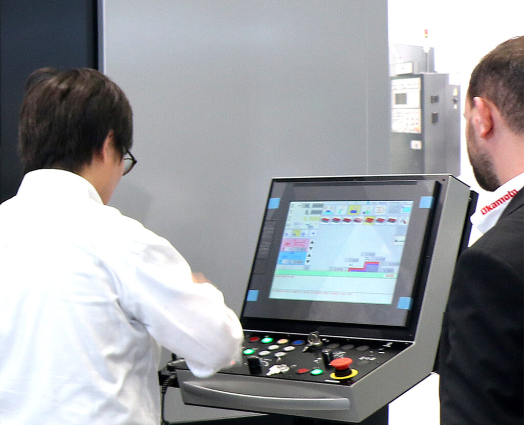 Die Fanuc Touch-Screen-Steuerung mit Okamoto iQ-Funktionen wurde weiterentwickelt und lässt sich sowohl in der Produktion als auch im Werkzeugbau noch schneller und einfacher einstellen.