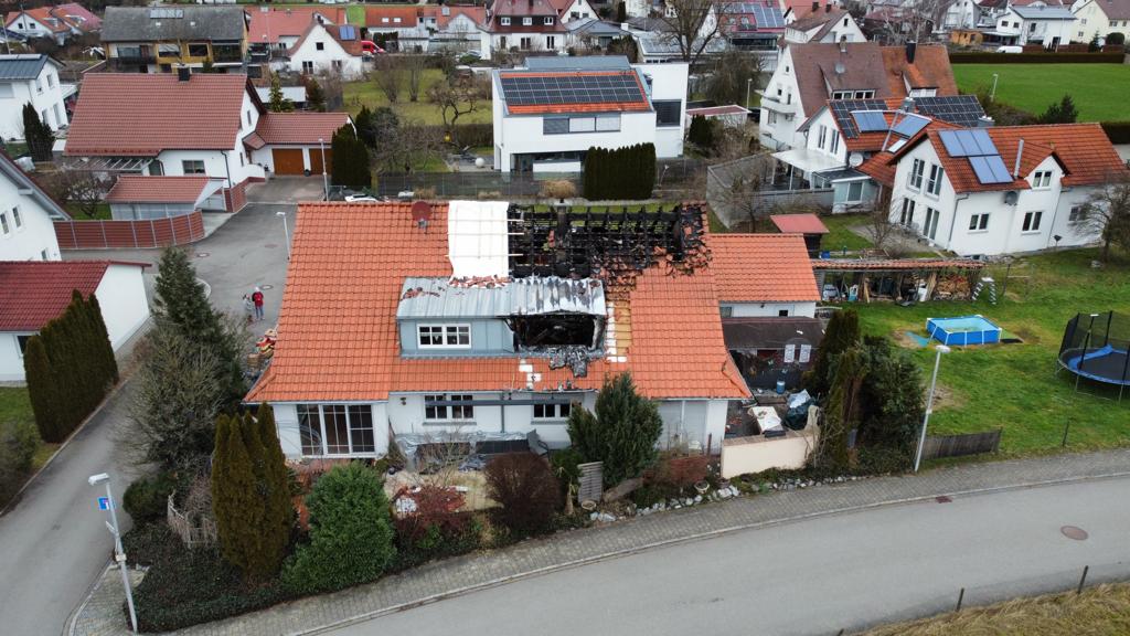 Die Familien Pelzer und Pelzer haben bei einem Hausbrand ihr Zuhause verloren. Halder unterstützt sie beim Wiederaufbau.