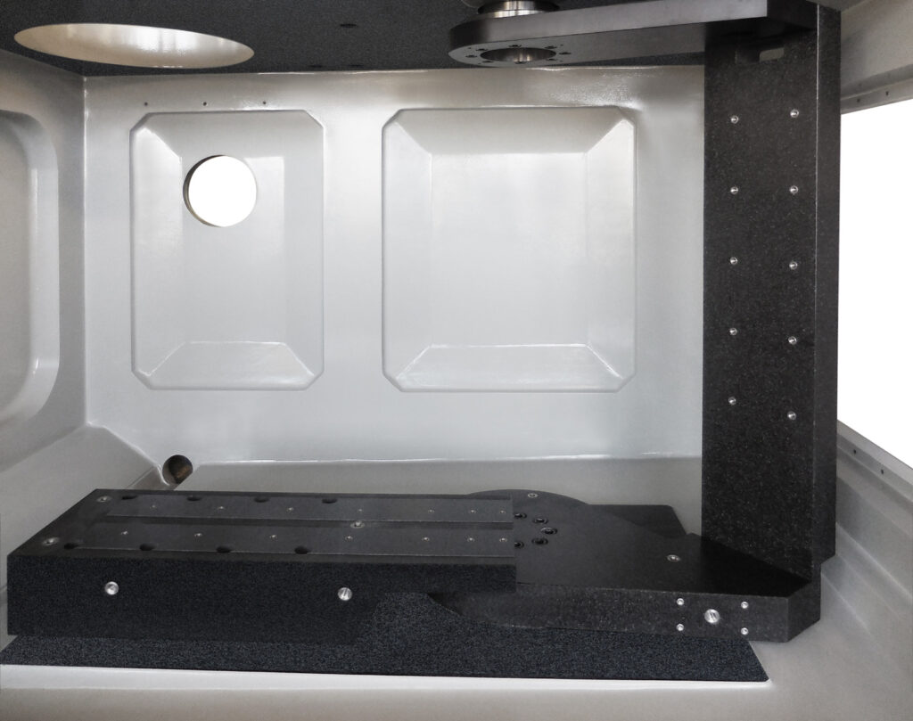 Die 5-Achs-CNC Werkzeugschleifmaschinen sind serienmäßig mit Granitelementen ausgestattet. Diese einzigartige Granitkonstruktion ermöglicht einen in sich stabilen und höchst präzisen Maschinenbau und gewährleistet damit höchste Präzision im Werkzeug. Zwischen Granitdach und der Granitgrundplatte wird die patentierte HAWEMA-Kinematik aufgebaut.