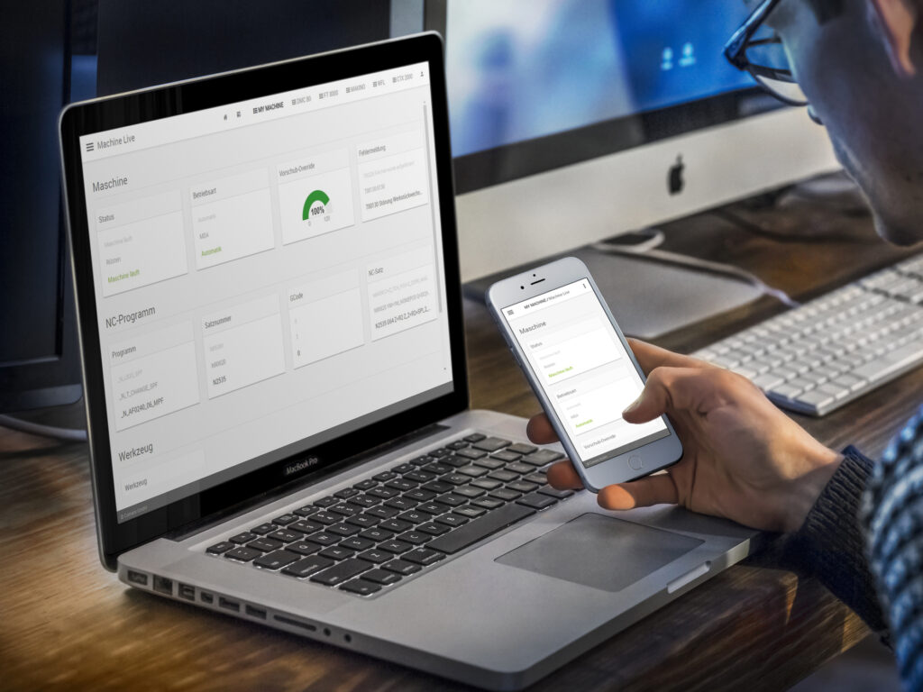 Dank TDM appCom können Maschinen, Werkzeuge, Rohteile, Betriebsmittel und Messmittel miteinander kommunizieren. Das System ist webbasiert, geräteunabhängig und zeigt über verschiedene Apps auf, was auf der Maschine in Realität passiert. 