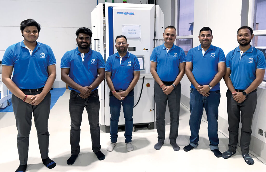 Das Team von CTC Praezision Tools vor der hauseigenen CC800® HiPIMS (von links): Atanu Ghosh, Somveer Kumar, Debarshi Saha, Shree Narayan Singh, Anil Kumar und Somesh Mandal. 